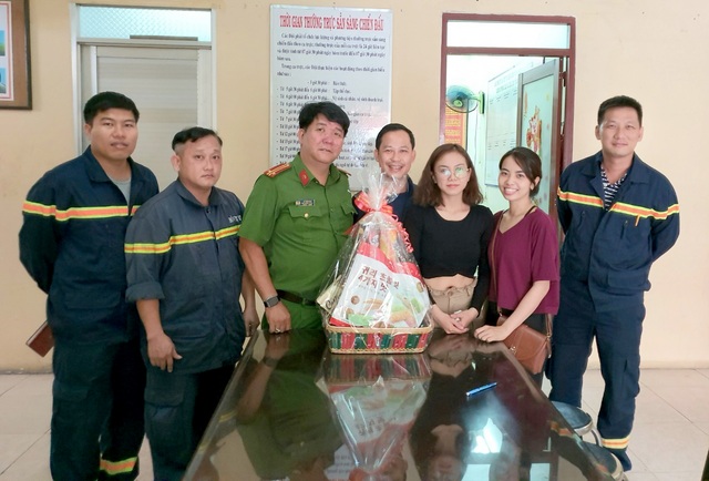 Cô gái được cứu trong đám cháy cảm ơn lính cứu hỏa - 1 Cô gái được cứu trong đám cháy cảm ơn lính cứu hỏa - 1