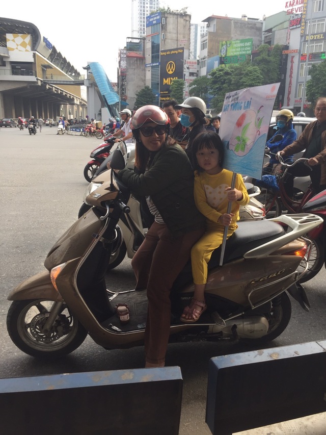 Hàng trăm giảng viên, sinh viên xuống đường “Vì Hà Nội trong lành” - 7 Hàng trăm giảng viên, sinh viên xuống đường “Vì Hà Nội trong lành” - 7
