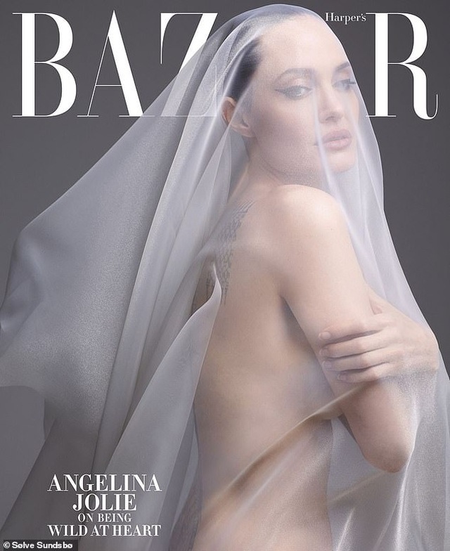 Angelina Jolie bất ngờ chụp ảnh táo bạo - 1 Angelina Jolie bất ngờ chụp ảnh táo bạo - 1