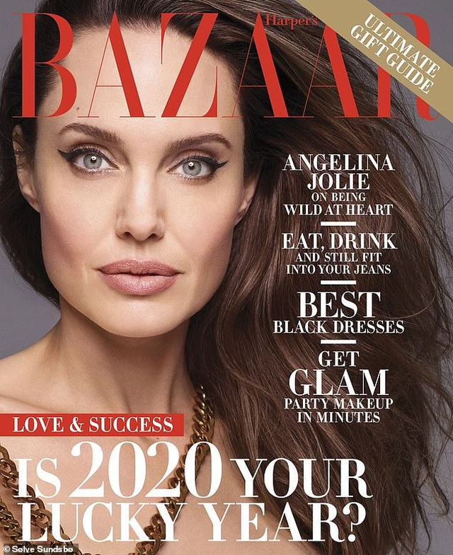 Angelina Jolie bất ngờ chụp ảnh táo bạo - 4 Angelina Jolie bất ngờ chụp ảnh táo bạo - 4