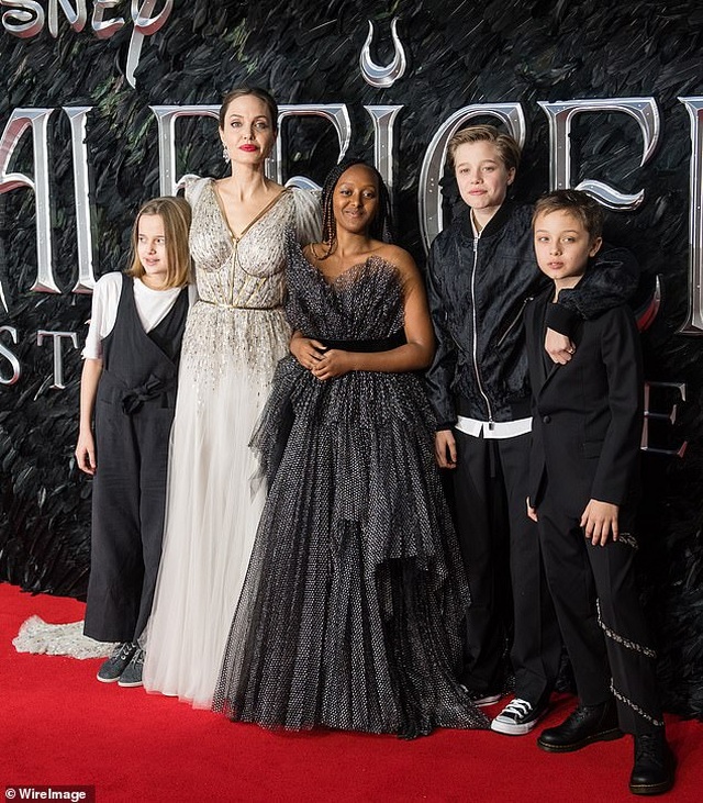 Angelina Jolie bất ngờ chụp ảnh táo bạo - 6 Angelina Jolie bất ngờ chụp ảnh táo bạo - 6