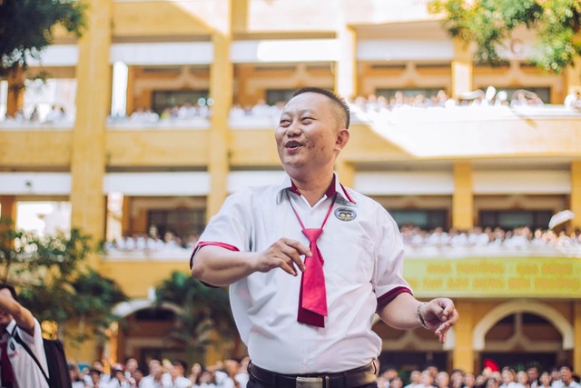 Thầy cô nhảy Flashmob tặng học sinh ngày đầu tuần - 10