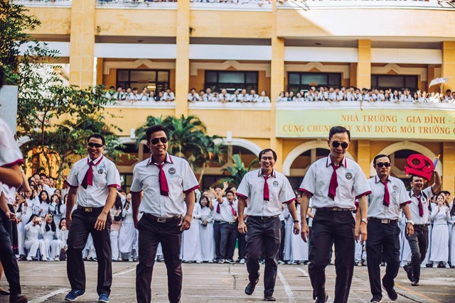 Thầy cô nhảy Flashmob tặng học sinh ngày đầu tuần - 3