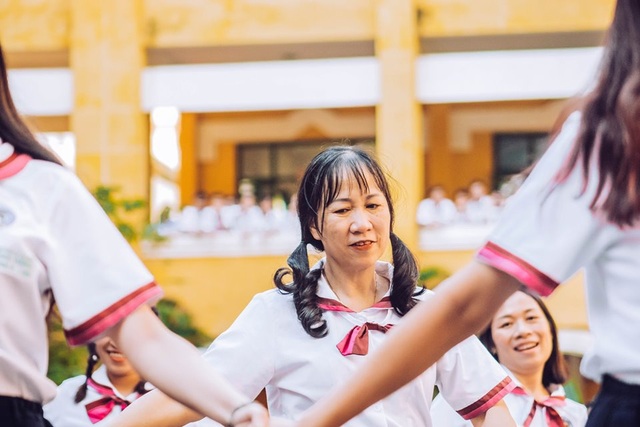 Thầy cô nhảy Flashmob tặng học sinh ngày đầu tuần - 6