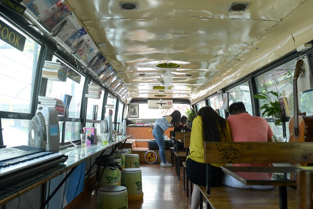 Chiếc xe buýt bỏ đi biến hóa thành quán cafe ấn tượng - 6 Chiếc xe buýt bỏ đi biến hóa thành quán cafe ấn tượng - 6