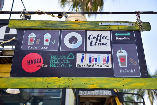 Chiếc xe buýt bỏ đi biến hóa thành quán cafe ấn tượng - 12 Chiếc xe buýt bỏ đi biến hóa thành quán cafe ấn tượng - 12