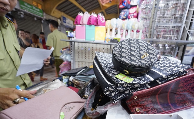 Thu giữ hàng ngàn sản phẩm nhái hàng hiệu tại chợ Bến Thành và Sài Gòn Square - 2