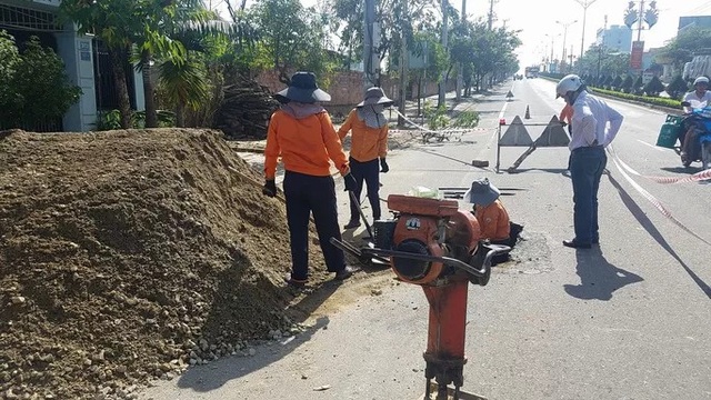 Hố sâu bất ngờ xuất hiện giữa quốc lộ - 4 Hố sâu bất ngờ xuất hiện giữa quốc lộ - 4