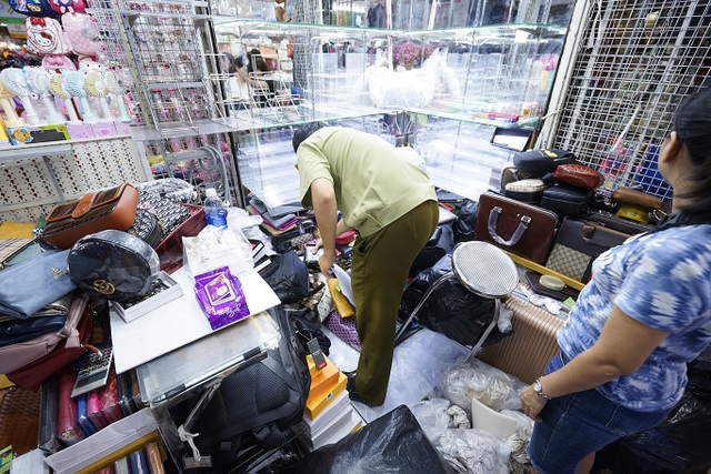 Thu giữ hàng ngàn sản phẩm nhái hàng hiệu tại chợ Bến Thành và Sài Gòn Square - 3