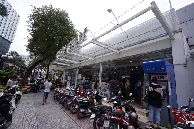 Thu giữ hàng ngàn sản phẩm nhái hàng hiệu tại chợ Bến Thành và Sài Gòn Square - 5