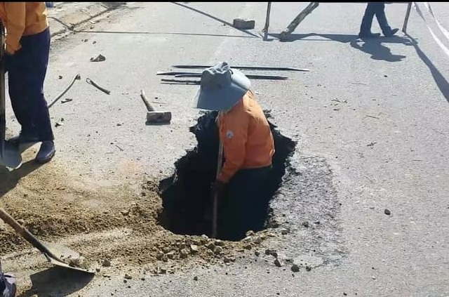 Hố sâu bất ngờ xuất hiện giữa quốc lộ - 5 Hố sâu bất ngờ xuất hiện giữa quốc lộ - 5