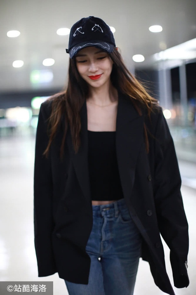 Angelababy xinh đẹp sải bước sau khi bị chỉ trích vì hút thuốc nơi công cộng - 3 Angelababy xinh đẹp sải bước sau khi bị chỉ trích vì hút thuốc nơi công cộng - 3