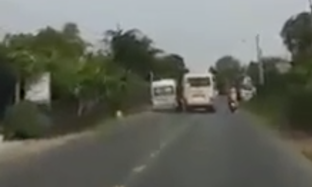 Tước giấy phép lái xe tài xế vượt ẩu gây nguy hiểm cho hành khách - 1 Tước giấy phép lái xe tài xế vượt ẩu gây nguy hiểm cho hành khách - 1
