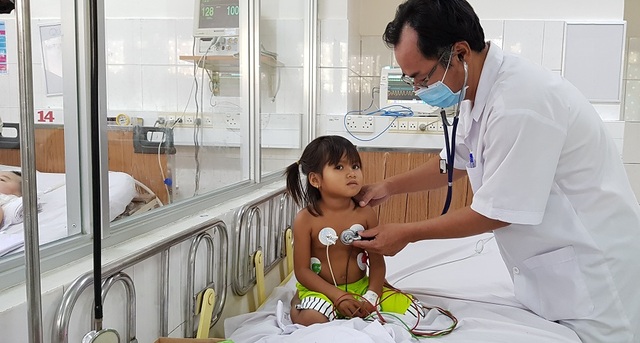 Không đủ tiền mua thuốc điều trị bạch hầu, bệnh nhân xin về... chết - 2 Không đủ tiền mua thuốc điều trị bạch hầu, bệnh nhân xin về... chết - 2