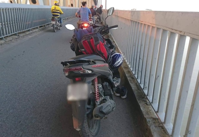 Người đàn ông dừng xe giữa cầu Thăng Long, nhảy sông Hồng tự tử - 1 Người đàn ông dừng xe giữa cầu Thăng Long, nhảy sông Hồng tự tử - 1