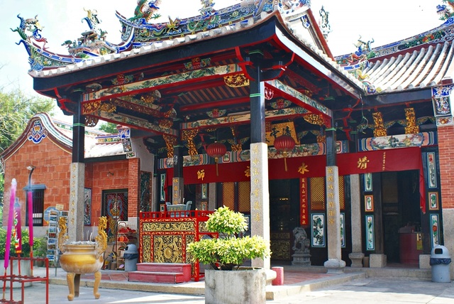 Ngôi đền linh thiêng toàn rắn độc bò lổm ngổm tứ phía - 1 Ngôi đền linh thiêng toàn rắn độc bò lổm ngổm tứ phía - 1