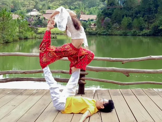 Độc đáo màn biểu diễn của cặp vợ chồng vàng Yoga Việt Nam - 1 Độc đáo màn biểu diễn của cặp vợ chồng vàng Yoga Việt Nam - 1
