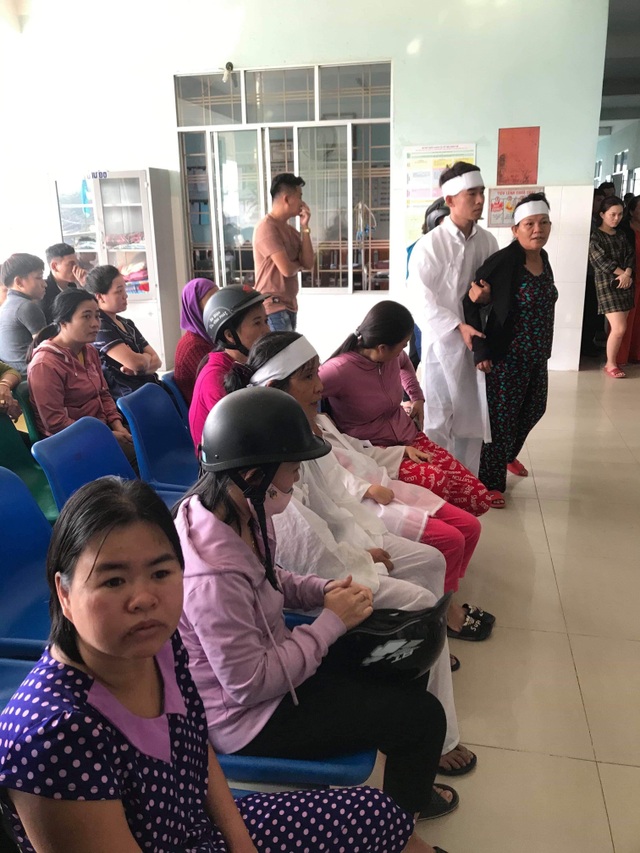 Người nhà bệnh nhân mang đồ tang đến Trung tâm y tế huyện Nông Sơn Quảng Nam: Thanh niên sốt cao và đột tử, người nhà mang đồ tang kéo vào bệnh viện