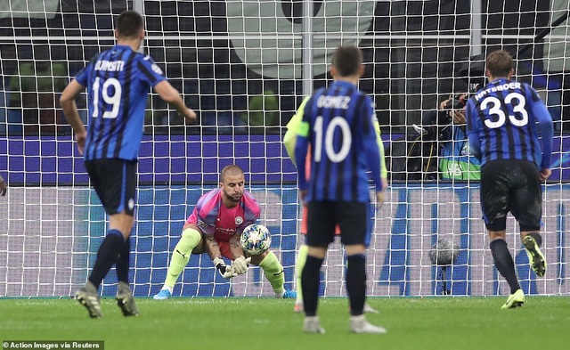 Atalanta 1-1 Man City: Jesus đá hỏng phạt đền, Bravo nhận thẻ đỏ - 3