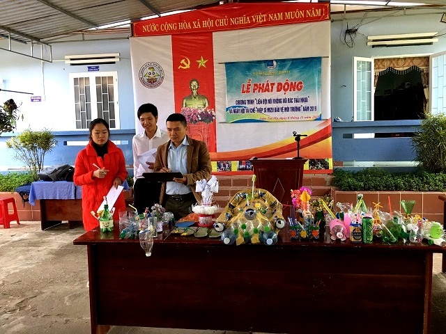 Các sản phẩm của học sinh được làm từ rác thải nhựa Học sinh miền núi Quảng Nam “nói không với rác thải nhựa”