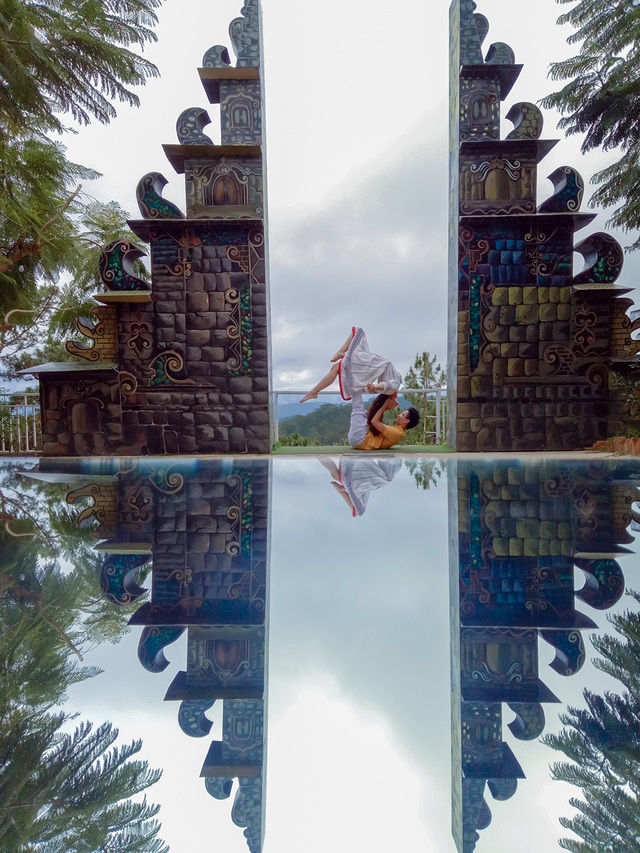Độc đáo màn biểu diễn của cặp vợ chồng vàng Yoga Việt Nam - 5 Độc đáo màn biểu diễn của cặp vợ chồng vàng Yoga Việt Nam - 5
