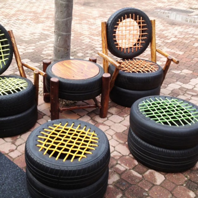 Nhiều quán café hiện nay cũng sử dụng lốp xe cũ để trang trí, hoặc làm bàn, ghế để tạo phong cách mới, ấn tượng, đồng thời góp phần tuyên truyền bảo vệ môi trường “Hành trình thứ 2 của lốp xe”-chương đầy ý nghĩa của Thanh niên Quảng Nam