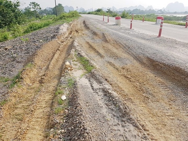 Đê chống lũ mới sửa chữa cả trăm tỷ đồng đã “nứt toác” - 13 Đê chống lũ mới sửa chữa cả trăm tỷ đồng đã “nứt toác” - 13