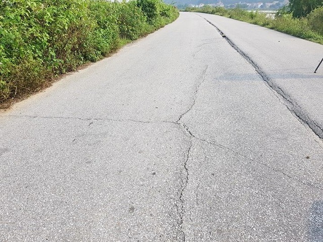 Đê chống lũ mới sửa chữa cả trăm tỷ đồng đã “nứt toác” - 11 Đê chống lũ mới sửa chữa cả trăm tỷ đồng đã “nứt toác” - 11