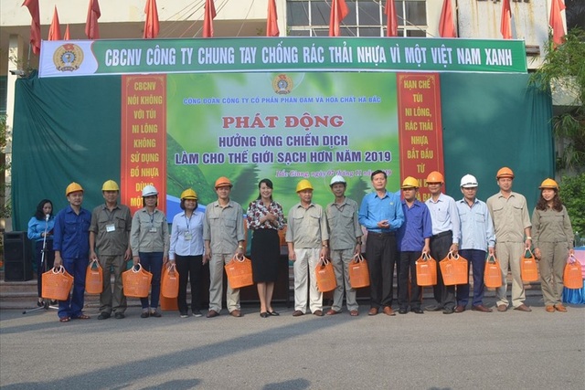 Công đoàn cấp làn nhựa, hộp đựng thực phẩm cho người lao động đi chợ - 1 Công đoàn cấp làn nhựa, hộp đựng thực phẩm cho người lao động đi chợ - 1