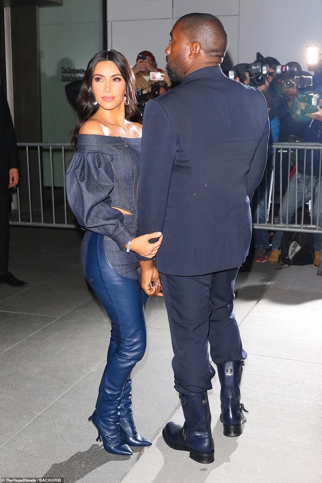 Kim Kardashian diện đồ Jeans lạ mắt khoe dáng nảy nở - 3