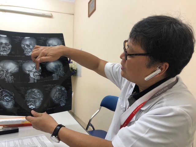 Hà Nội: Bệnh nhân ảo giác giật tóc, “lên gối” đánh nữ điều dưỡng mang bầu 4 tháng - 1 Hà Nội: Bệnh nhân ảo giác giật tóc, “lên gối” đánh nữ điều dưỡng mang bầu 4 tháng - 1