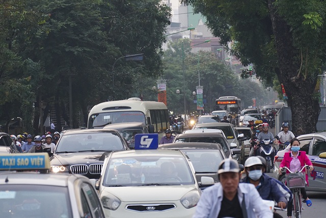 Hà Nội: Rào cứng nửa đường Kim Mã, giao thông căng thẳng - 9 Hà Nội: Rào cứng nửa đường Kim Mã, giao thông căng thẳng - 9