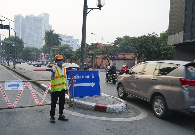 Hà Nội: Rào cứng nửa đường Kim Mã, giao thông căng thẳng - 5 Hà Nội: Rào cứng nửa đường Kim Mã, giao thông căng thẳng - 5