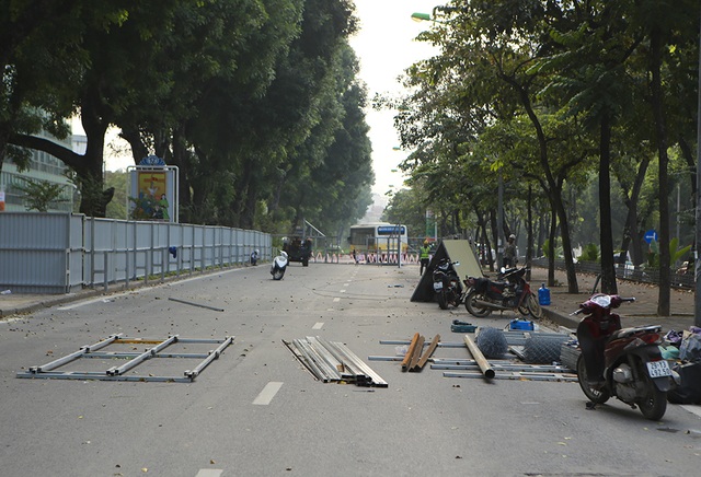 Hà Nội: Rào cứng nửa đường Kim Mã, giao thông căng thẳng - 2 Hà Nội: Rào cứng nửa đường Kim Mã, giao thông căng thẳng - 2