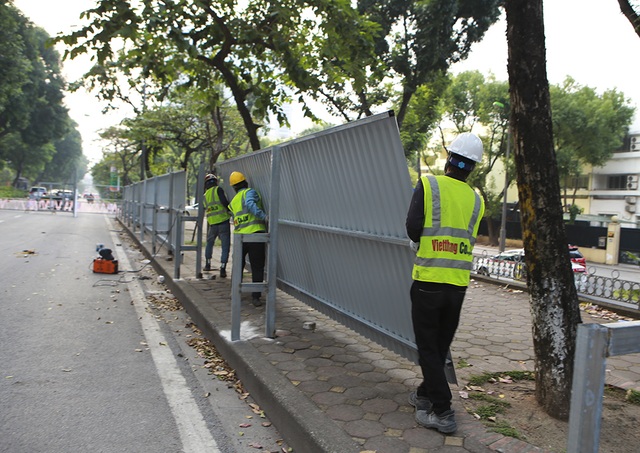 Hà Nội: Rào cứng nửa đường Kim Mã, giao thông căng thẳng - 4 Hà Nội: Rào cứng nửa đường Kim Mã, giao thông căng thẳng - 4
