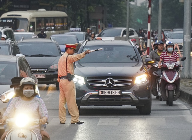 Hà Nội: Rào cứng nửa đường Kim Mã, giao thông căng thẳng - 7 Hà Nội: Rào cứng nửa đường Kim Mã, giao thông căng thẳng - 7
