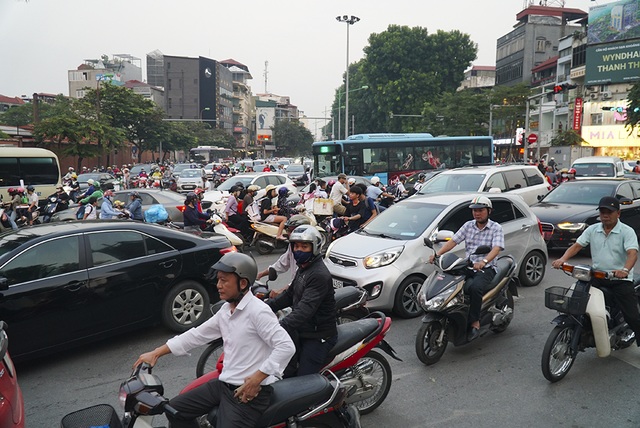 Hà Nội: Rào cứng nửa đường Kim Mã, giao thông căng thẳng - 10 Hà Nội: Rào cứng nửa đường Kim Mã, giao thông căng thẳng - 10