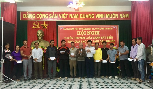 Cảnh sát biển tặng quà động viên ngư dân khó khăn tại Quảng Bình - 1 Cảnh sát biển tặng quà động viên ngư dân khó khăn tại Quảng Bình - 1