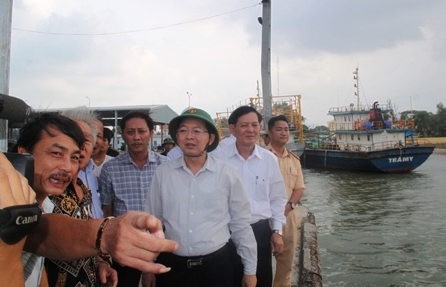 Dân cuống cuồng chèn chống nhà cửa lo ứng phó bão số 6 - 4 Dân cuống cuồng chèn chống nhà cửa lo ứng phó bão số 6 - 4