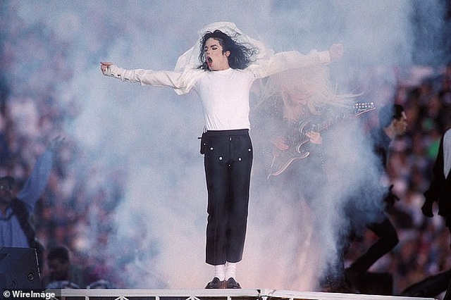 Đôi tất Michael Jackson sử dụng khi biểu diễn vũ điệu “moonwalk” có giá 2 triệu USD - Ảnh minh hoạ 2