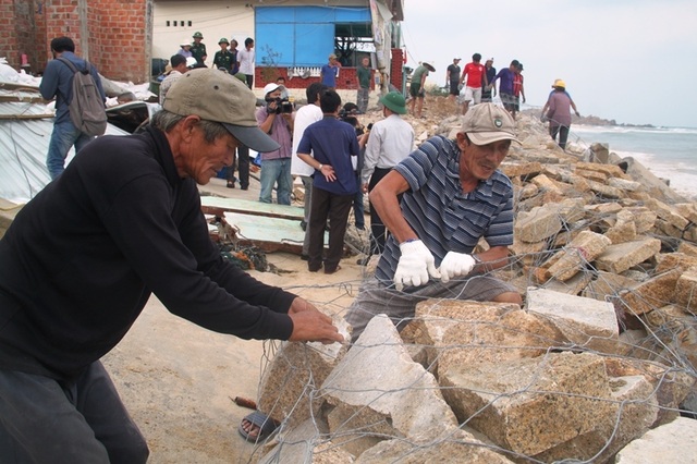 Dân cuống cuồng chèn chống nhà cửa lo ứng phó bão số 6 - 1 Dân cuống cuồng chèn chống nhà cửa lo ứng phó bão số 6 - 1