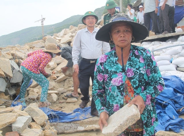 Dân cuống cuồng chèn chống nhà cửa lo ứng phó bão số 6 - 7 Dân cuống cuồng chèn chống nhà cửa lo ứng phó bão số 6 - 7