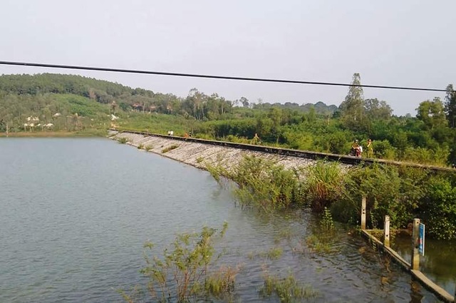 Dựng lại hiện trường vụ bà nội đẩy cháu gái ngã xuống nước tử vong - 1 Dựng lại hiện trường vụ bà nội đẩy cháu gái ngã xuống nước tử vong - 1