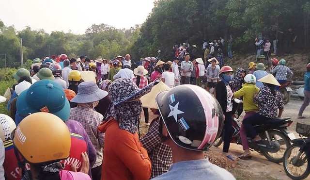Dựng lại hiện trường vụ bà nội đẩy cháu gái ngã xuống nước tử vong - 2 Dựng lại hiện trường vụ bà nội đẩy cháu gái ngã xuống nước tử vong - 2