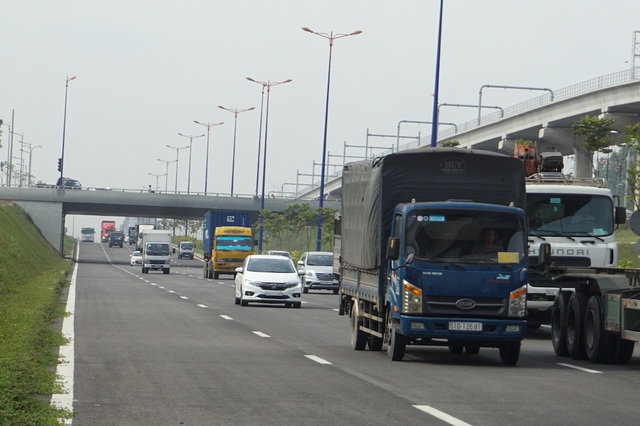 Thông xe nút giao 14 làn xe, giải cứu điểm nóng cửa ngõ Đông Sài Gòn - 2 Thông xe nút giao 14 làn xe, giải cứu điểm nóng cửa ngõ Đông Sài Gòn - 2