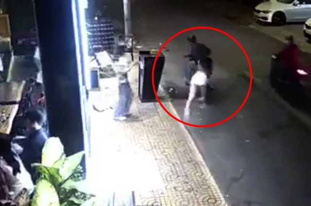 Cô gái bị giật túi xách ngã sấp mặt ở trung tâm Sài Gòn - 1 Cô gái bị giật túi xách ngã sấp mặt ở trung tâm Sài Gòn - 1