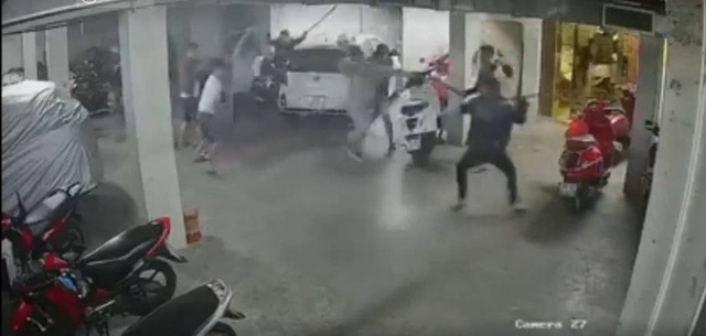 Quân xa lộ” bị hàng chục đối tượng chém tử vong - 1 Quân xa lộ” bị hàng chục đối tượng chém tử vong - 1