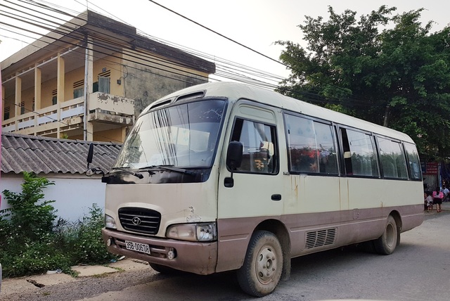 Lo ngại khi học sinh đến trường trên những chuyến “xe dù” - 1