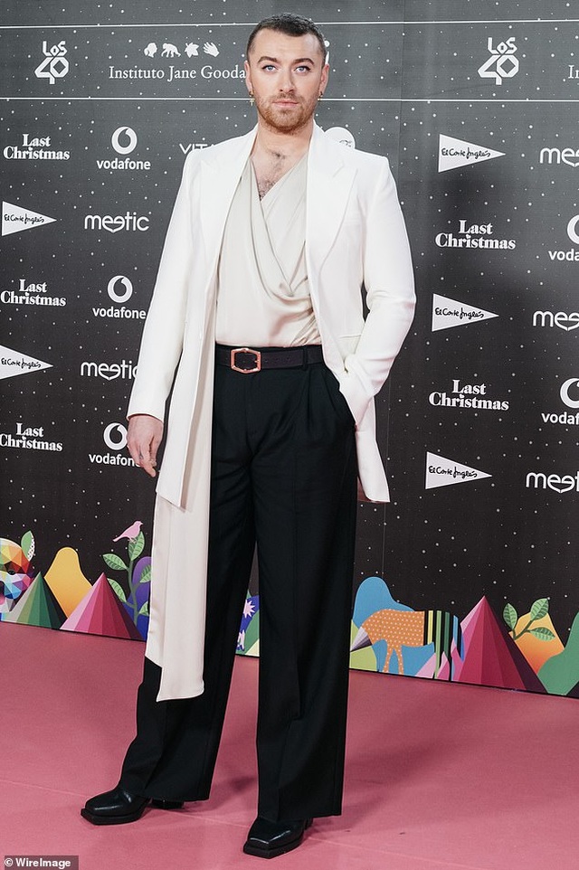 Nam ca sỹ Sam Smith điệu đà với áo lụa - 5 Nam ca sỹ Sam Smith điệu đà với áo lụa - 5