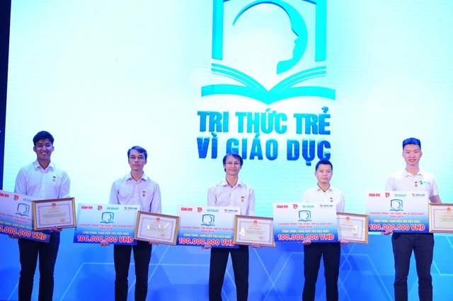 Trao nửa tỷ đồng cho 5 công trình, sáng kiến giáo dục xuất sắc - 1